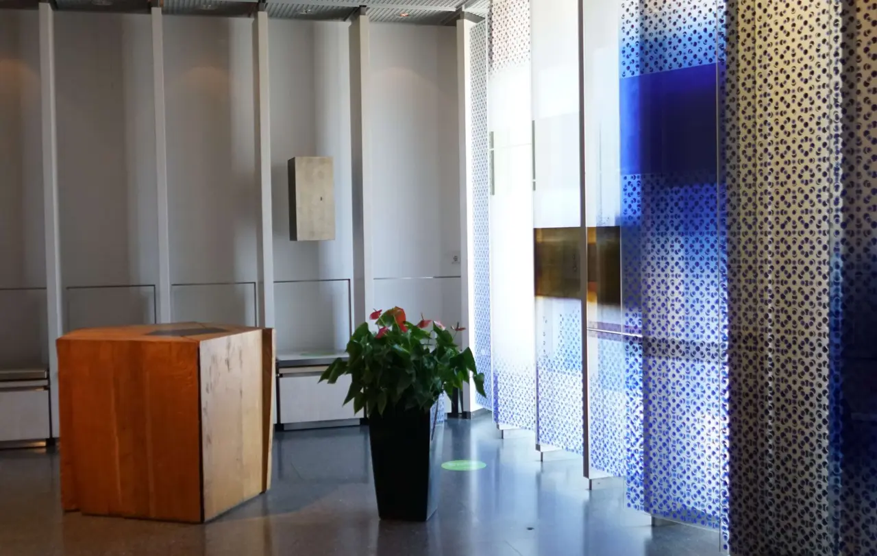 Die Flughafenkapelle, ein Ort für Stille und Gebet.