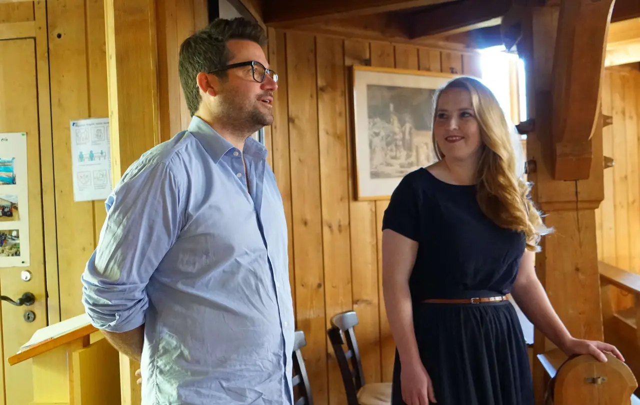 Wenn das Paar an seine kirchliche Trauung zurückdenkt, sind beide erfüllt.