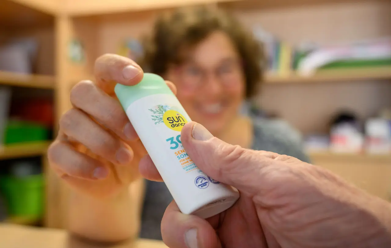 In der „Kältestube“ gibt es unter anderem Sonnencreme.