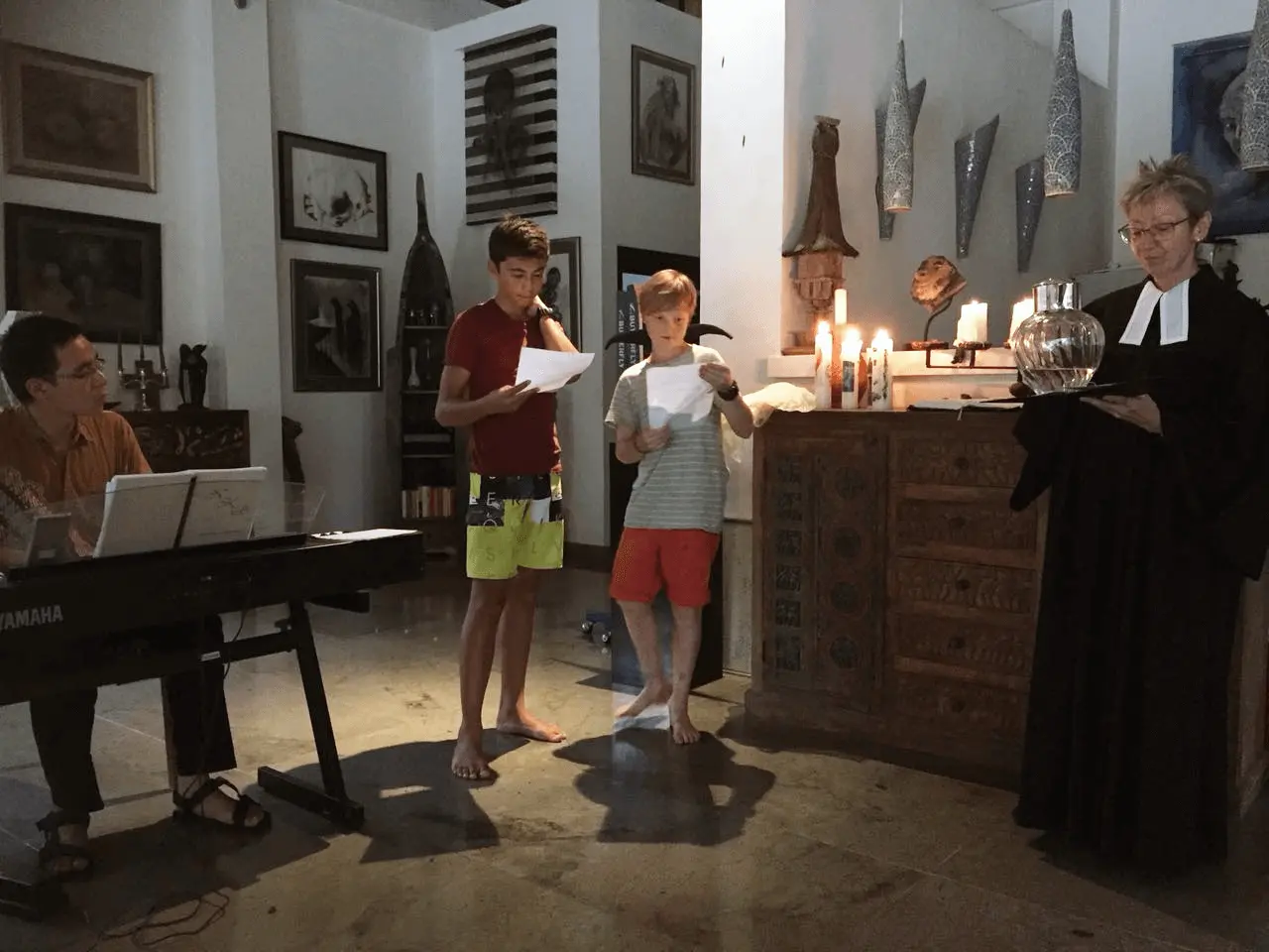 Das Outfit passt sich den Temperaturen in Indonesien an.