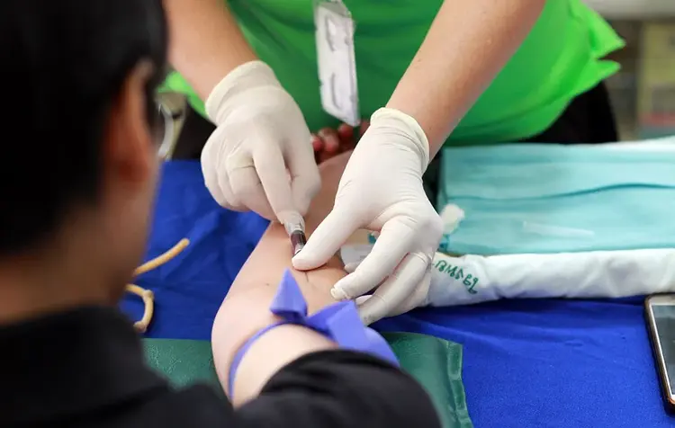 Die Bruderhaus-Diakonie Reutlingen bietet ab dem kommenden Jahr 72 Ausbildungsplätze für den neuen Beruf der Pflegefachfrau beziehungsweise des Pflegefachmanns an (Symbolbild).