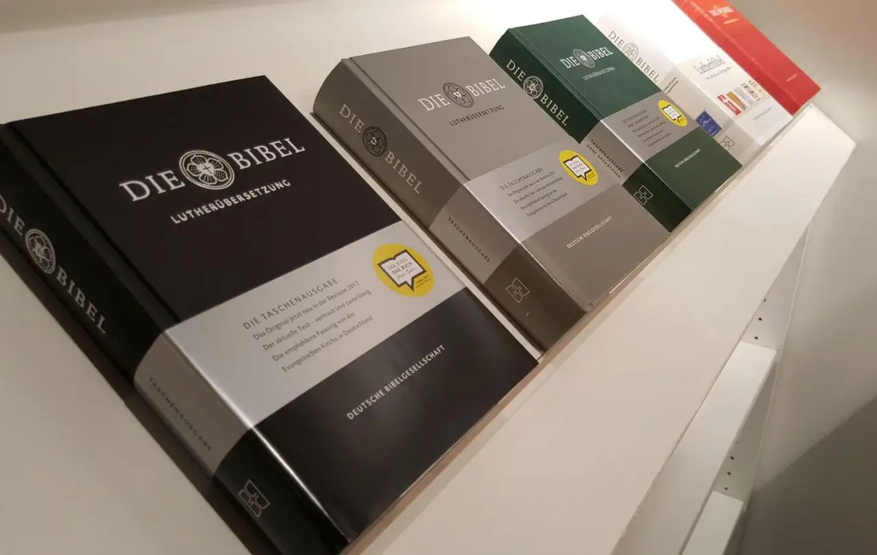 Ausgaben der Lutherbibel 2017 auf dem Messestand der Deutschen Bibelgesellschaft.