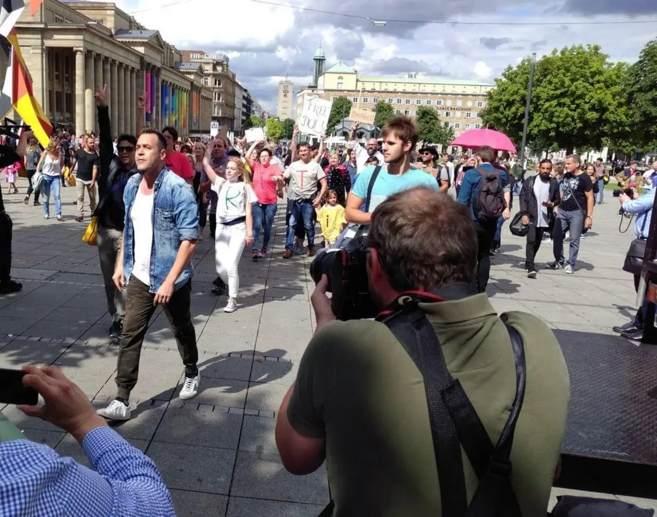 Popstar Laith Al-Deen beim Video-Dreh auf dem Stuttgarter Schlossplatz. Der Sänger wird im September beim Festival „... da ist Freiheit“ der Württembergischen Landeskirche auftreten.