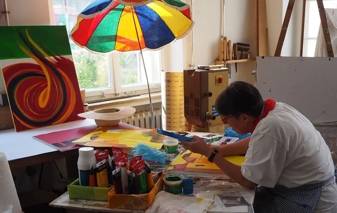 Margarete Mühlbauer beim Malen in der Haller Akademie der Künste.