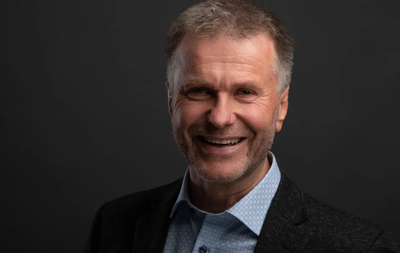 Der Dirigent und Komponist Thomas J. Mandl wird neuer Rektor der Evangelischen Hochschule für Kirchenmusik in Tübingen.