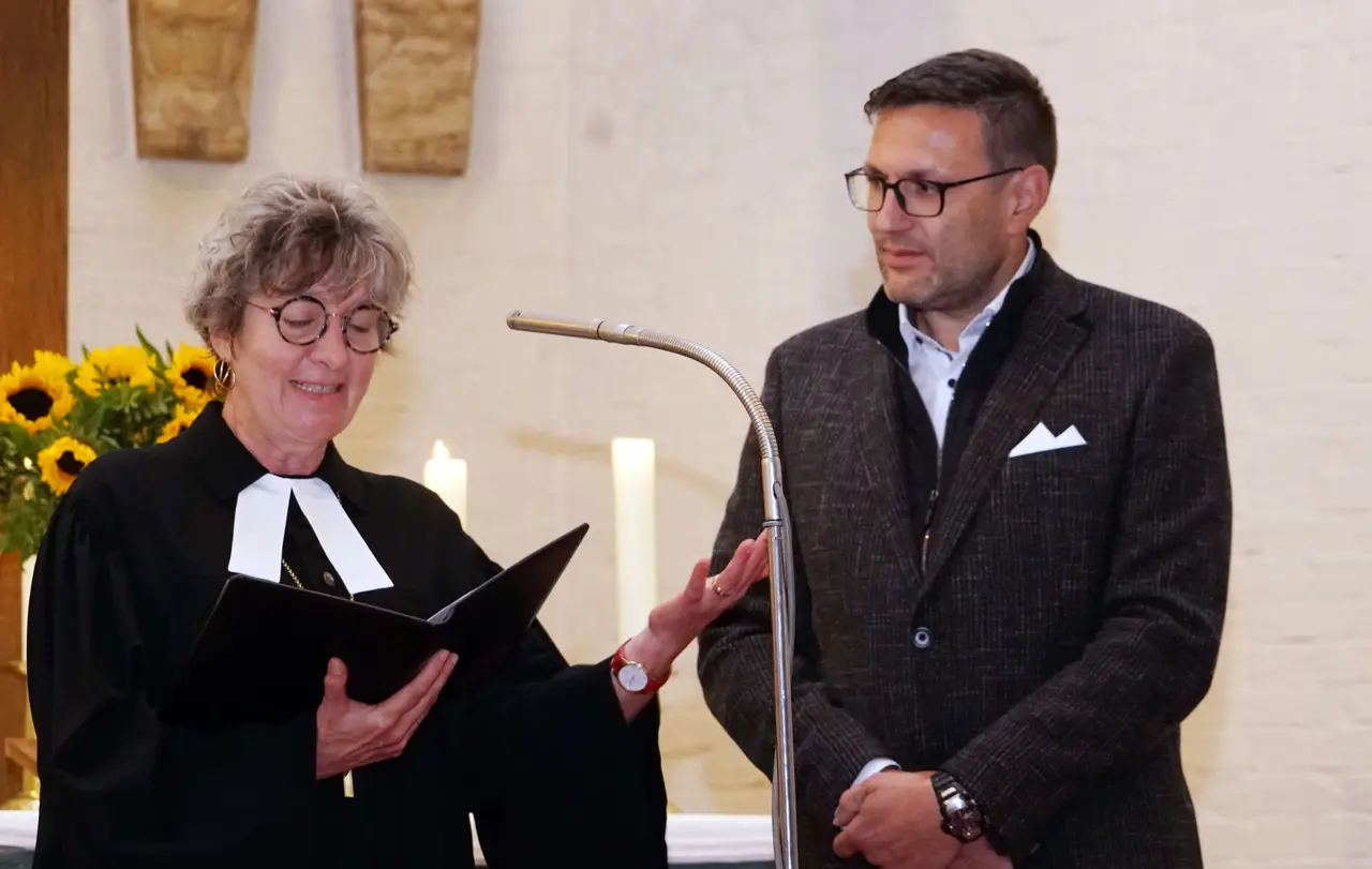Einführungsgottesdienst für Manuel Schittenhelm im September in der Paul-Gerhardt-Kirche in Stuttgart: Aufmerksam lauscht er den Worten von Prälatin Gabriele Arnold.
