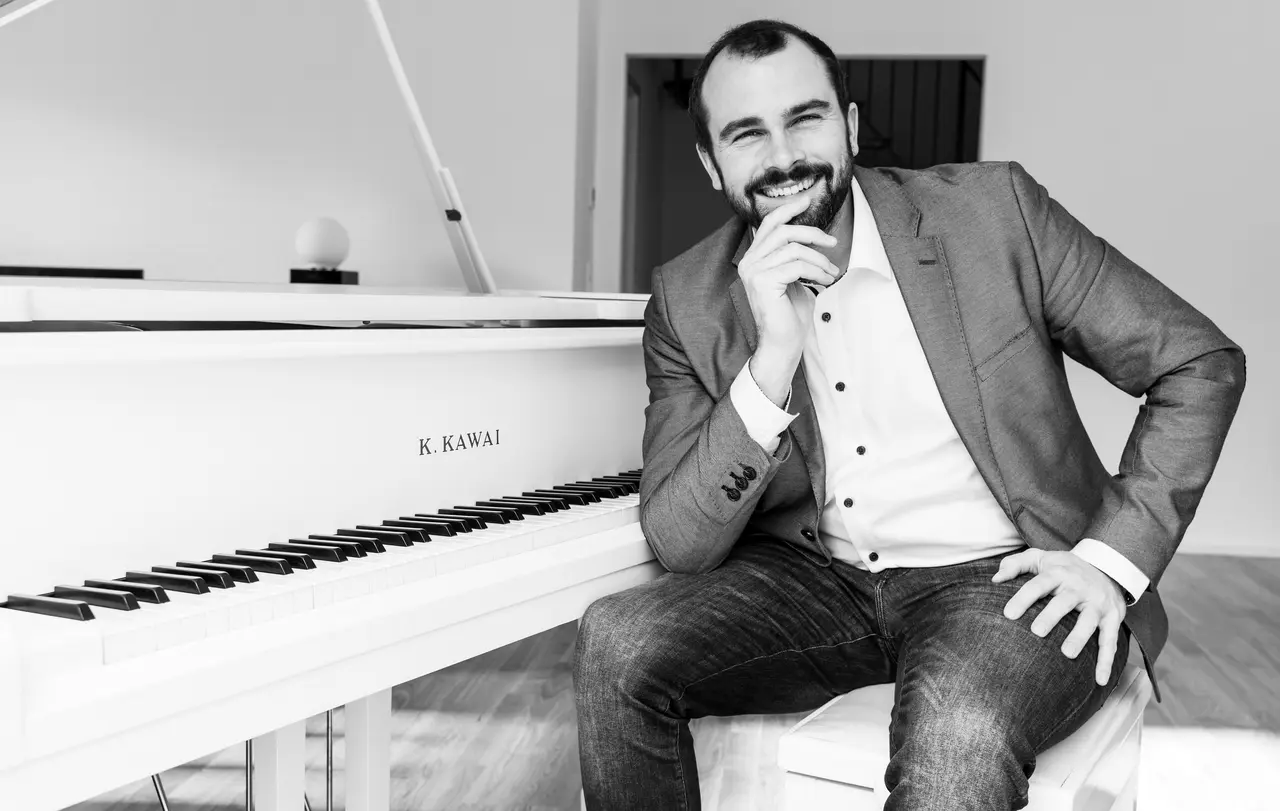 „Ich musiziere anders als früher“ sagt Pfarrer Dennis Müller.