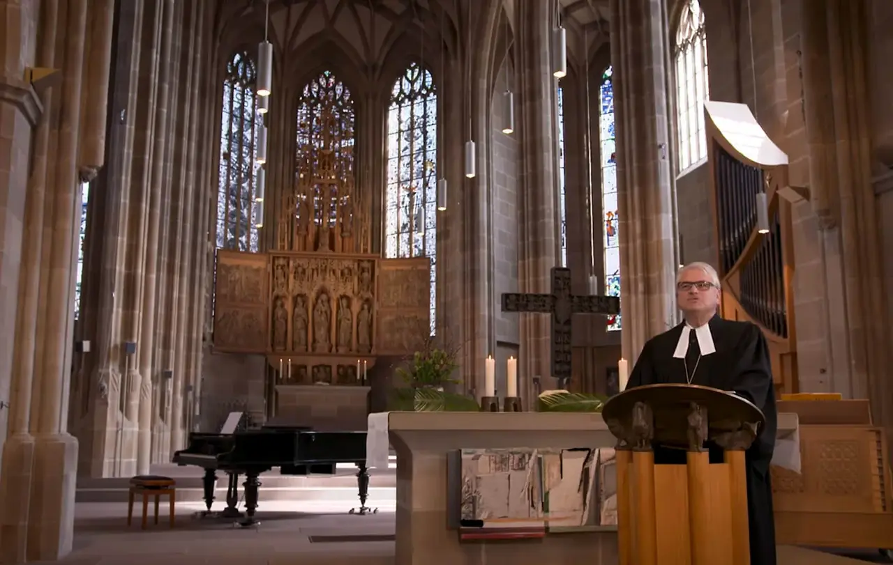 Bei der Fernseh-Gottesdienstreihe „Du bist nicht allein“ predigte Prälat Harald Stumpf in der Heilbronner Kilianskirche.