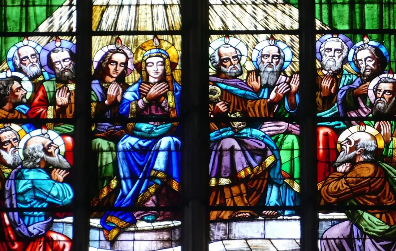 Pfingsten in einem Fenster der Kirche Santa Maria del Mar in Barcelona.