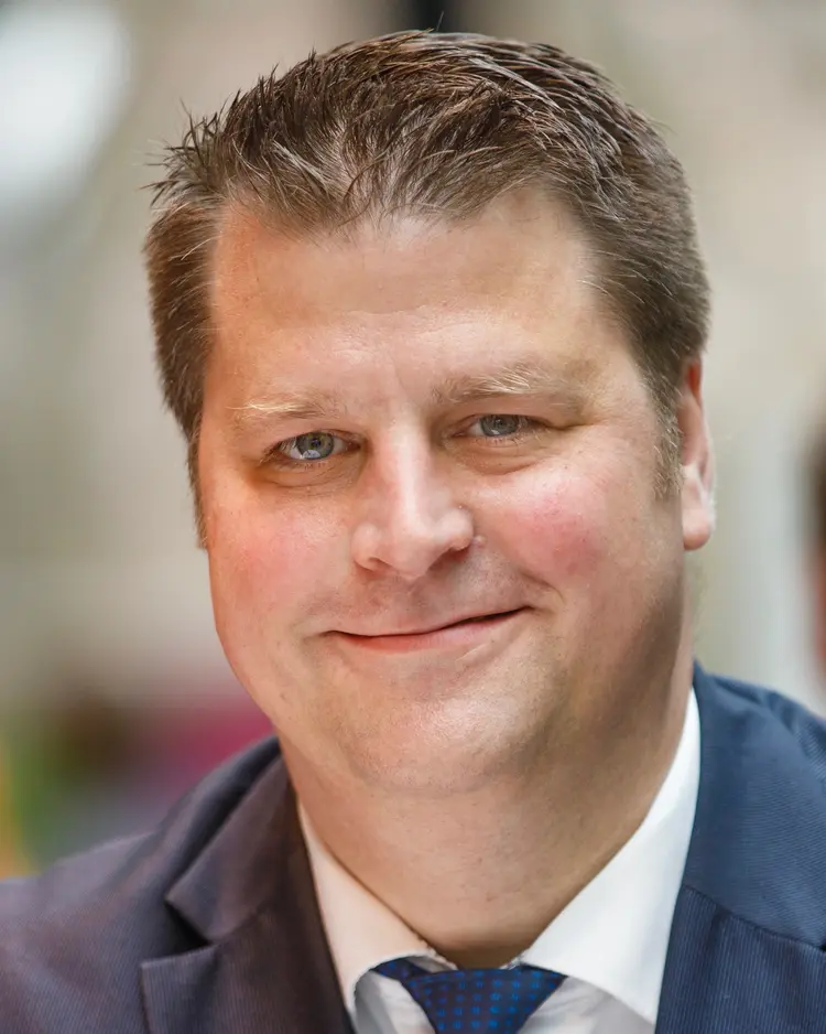 Christian Schuler Zu Christian Schulers Aufgaben gehören der Bereich Gemeinde, das Thema Umwelt, die Bauberatung sowie die Immobilienwirtschaft und Pfarrgutsverwaltung. Zudem ist er befasst mit Planungs- und Strukturfragen, Organisationsrecht und dem Zentralen Gebäudemanagement. Christian Schuler ist seit 1. März 2020 Oberkirchenrat.