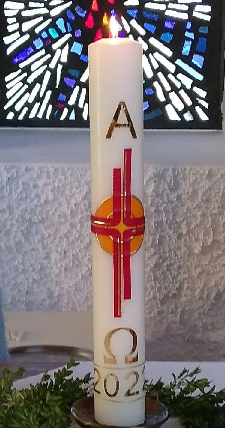 Die Osterkerze wird auch in diesem Jahr von den Konfis gestaltet (im Bild die Kerze von 2023).
