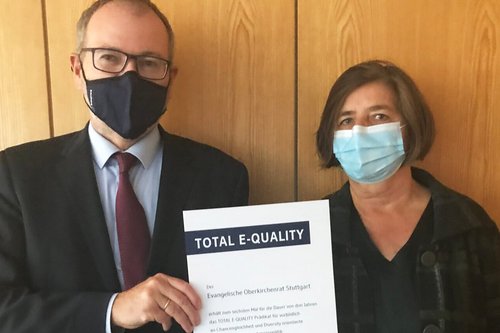 Der Direktor des evangelischen Oberkirchenrats in Stuttgart, Stefan Werner, und die Beauftragte für Chancengleichheit, Ursula Kress, mit der Total E-Quality Urkunde.