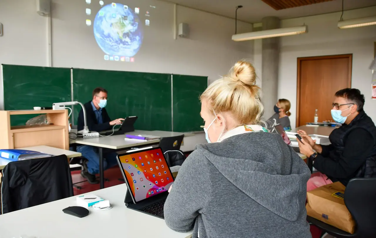 Am Lichtenstern-Gymnasium in Sachsenheim gehören Tablets inzwischen zum Alltag - hier eine interne Fortbildung der Lehrerinnen und Lehrer.