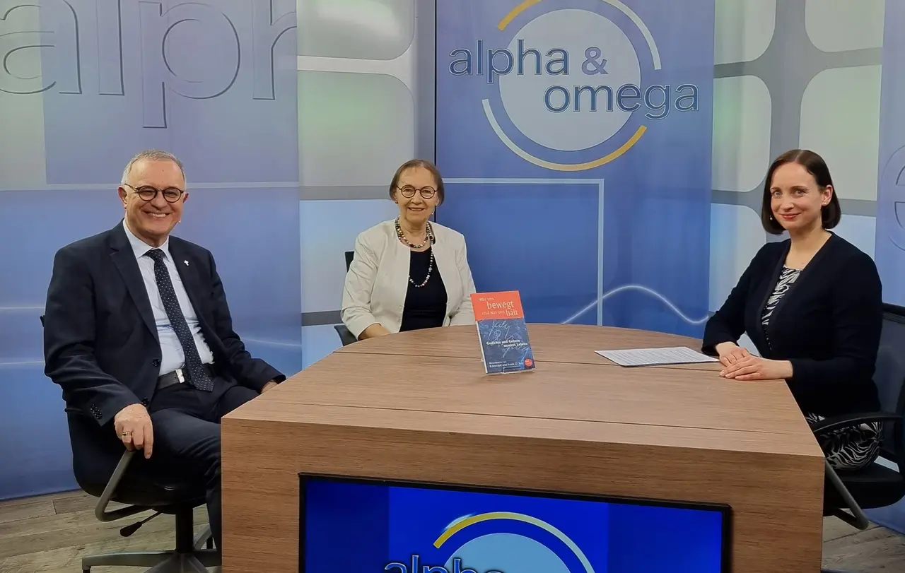 Im Gespräch mit Heidrun Lieb (rechts) sprechen Landesbischof Dr. h.c. Frank Otfried July und seine Ehefrau Edeltraud July über die sich nun dem Ende nähernden Amtszeit - und die Pläne für den Ruhestand.