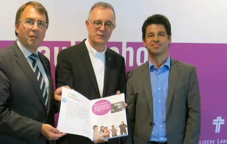 Netzwerk Inklusion in der Landeskirche (NIL) erarbeitet Aktionsplan.<br> 
Oberkirchenrat Dieter Kaufmann, Vorstandsvorsitzender des Diakonischen Werks Württemberg, Landesbischof July als Vorsitzender des Netzwerkes und Wolfram Keppler, Geschäftsführer Aktionsplan Inklusion Leben (v. l. n. r.)