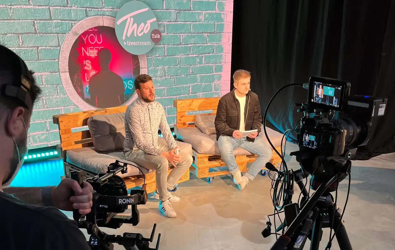 Zwei der Referierenden im Studio von „Theo Livestream Talk“ im Januar 2022. In dem Talk für junge Erwachsene geht es um Theologie.