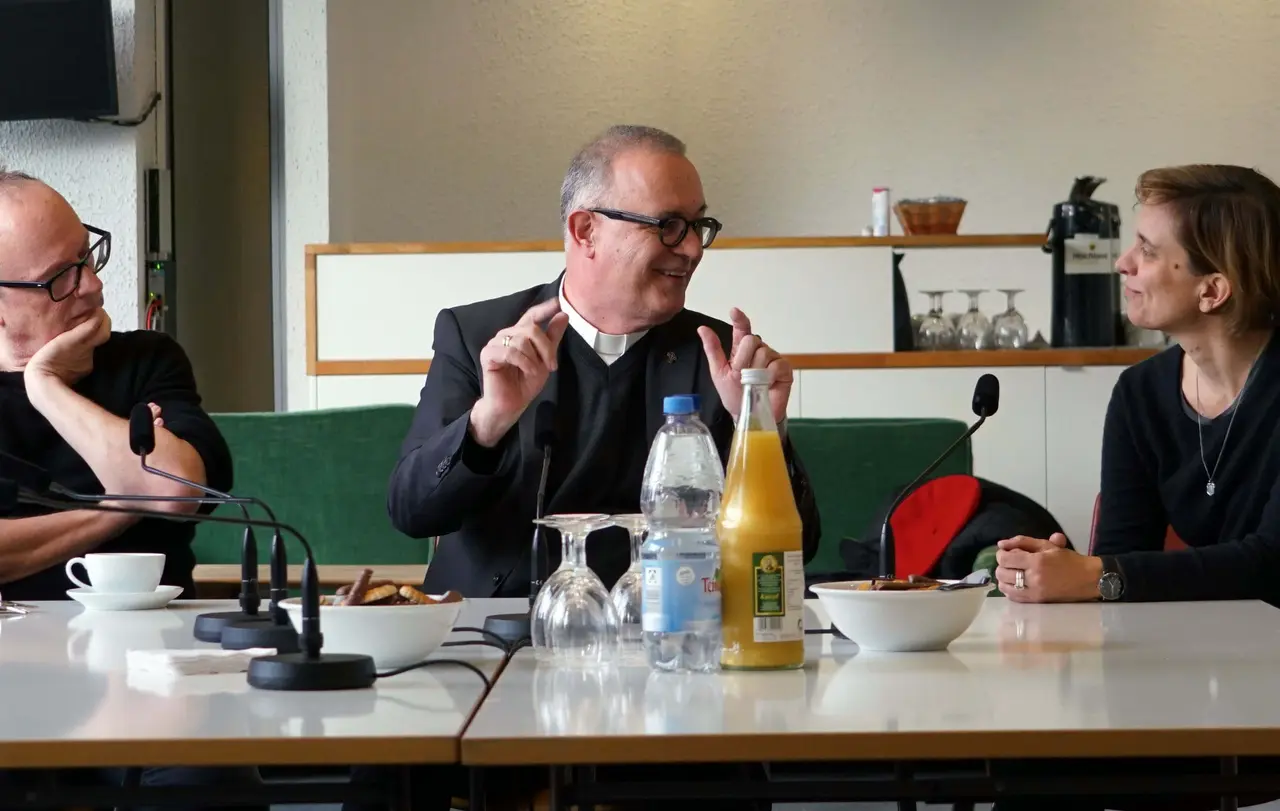 Werkstattgespräch zum Thema Sterbehilfe: Landesbischof Dr. h. c. Frank Otfried July (Mitte) in der Diskussion mit Dramaturgin Gwendolyne Melchinger und Schauspiel-Intendant Burkhard C. Kosminski.