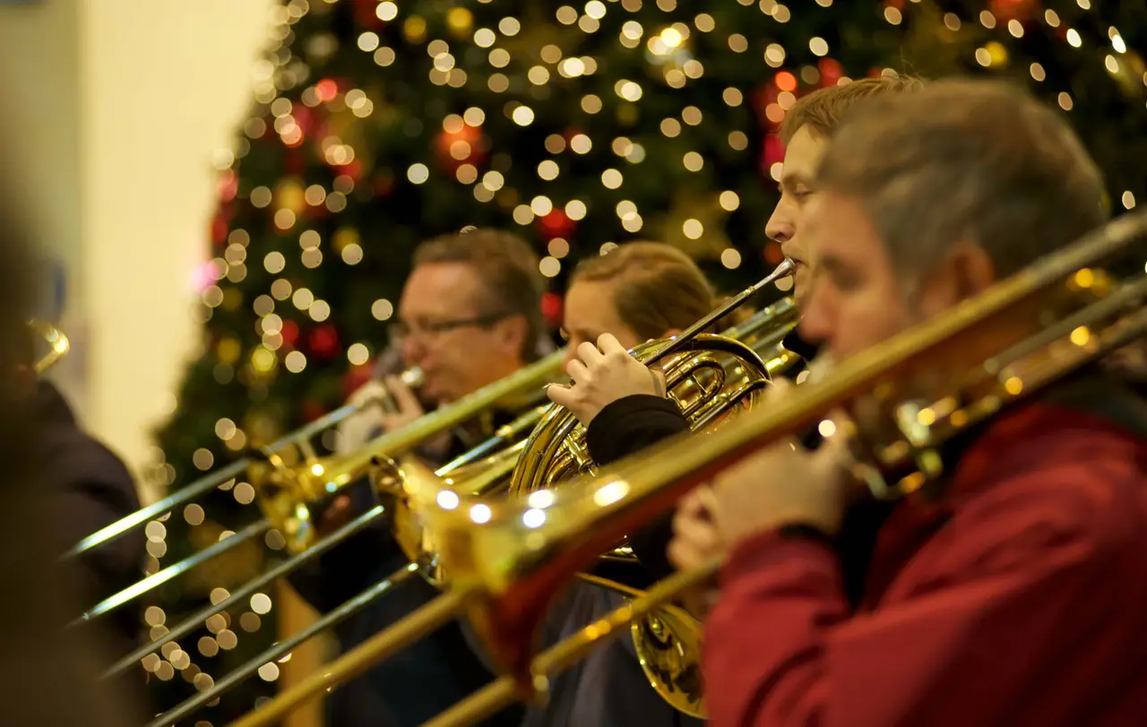 Der Posaunenchor der Evangelischen Jugend Stuttgart spielt an Heiligabend um 22 Uhr in der Schalterhalle des Stuttgarter Hauptbahnhofes bei der Andacht für Reisende.