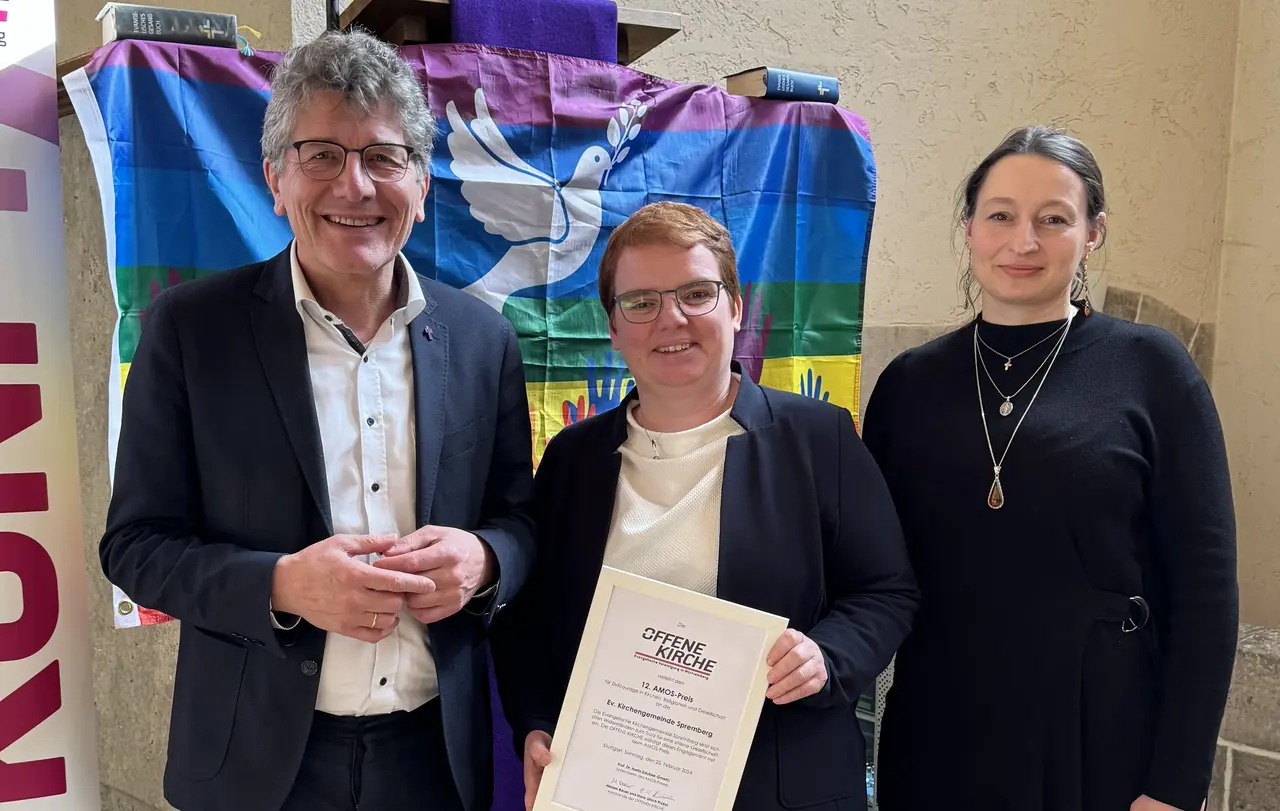 V.l.n.r. Landesbischof Ernst-Wilhelm Gohl mit Stephanie Nerlich und Bianca Broda (Ev. Kirchengemeinden Region Spremberg) bei der Verleihung des Amos-Preises in der Erlöserkirche in Stuttgart