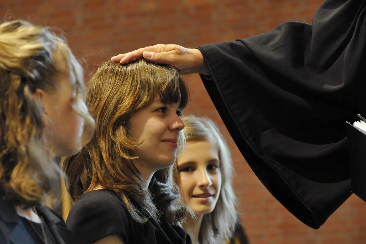 In Festgottesdiensten werden die Konfirmandinnen und Konfirmanden durch Handauflegen gesegnet und erhalten ihren persönlichen biblischen „Denkspruch“.