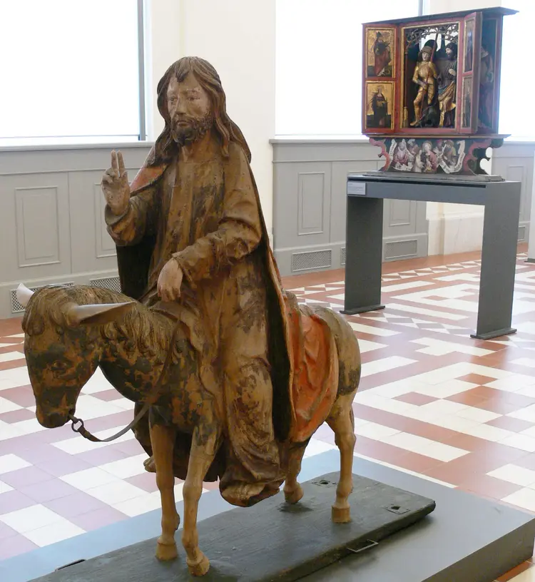 Christus auf dem „Palmesel“ beim Einzug in Jerusalem: Im Bode-Museum Berlin ausgestellte Skulptur aus Franken, um 1520 entstanden.