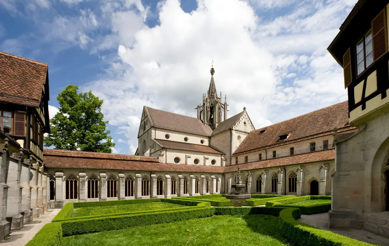 In vielen Klosterkirchen kann man, wie hier im Kloster Bebenhausen, Gottesdienste mitfeiern.
