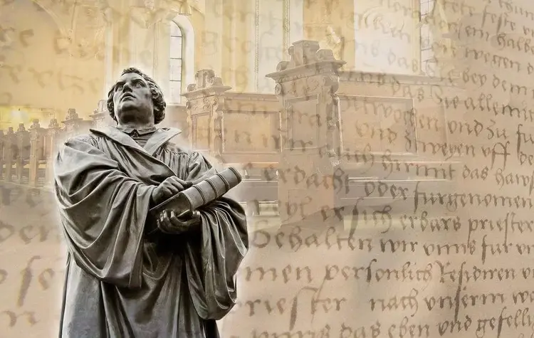 Am Reformationstag erinnern evangelische Christinnen und Christen an den Beginn der Reformation. Am Vorabend von Allerheiligen soll der spätere Reformator Martin Luther in Wittenberg seine 95 Thesen veröffentlicht haben.