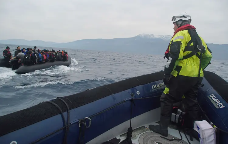 Flüchtlinge in einem Schlauchboot auf dem Weg von der türkischen Küste zur griechischen Insel Lesbos (Archivfoto).