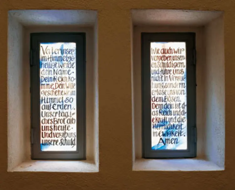 Im Fenster der Stiftskirche Stuttgart ist das Vater unser abgebildet.