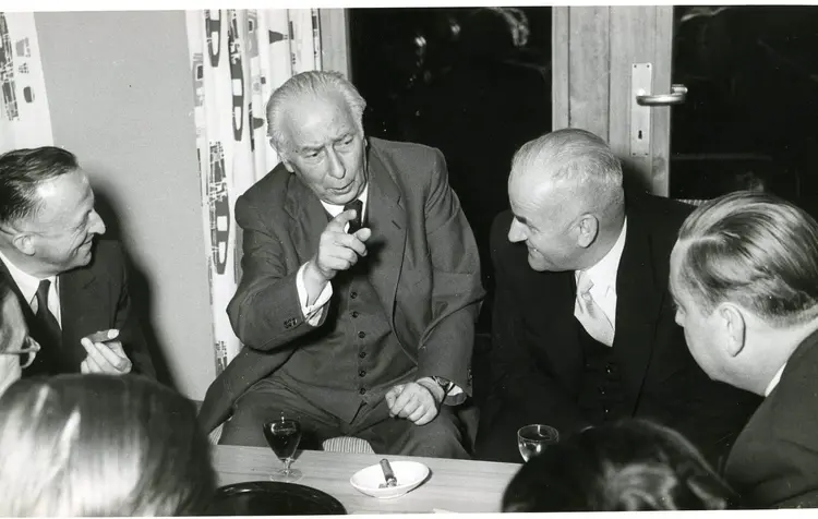 Bad Boll Einweihung Haupthaus Theodor Heuss und Landesbischof Haug Einweihung Haupthaus Theodor Heuss und Landesbischof Martin Haug im Gespräch in Bad Boll.