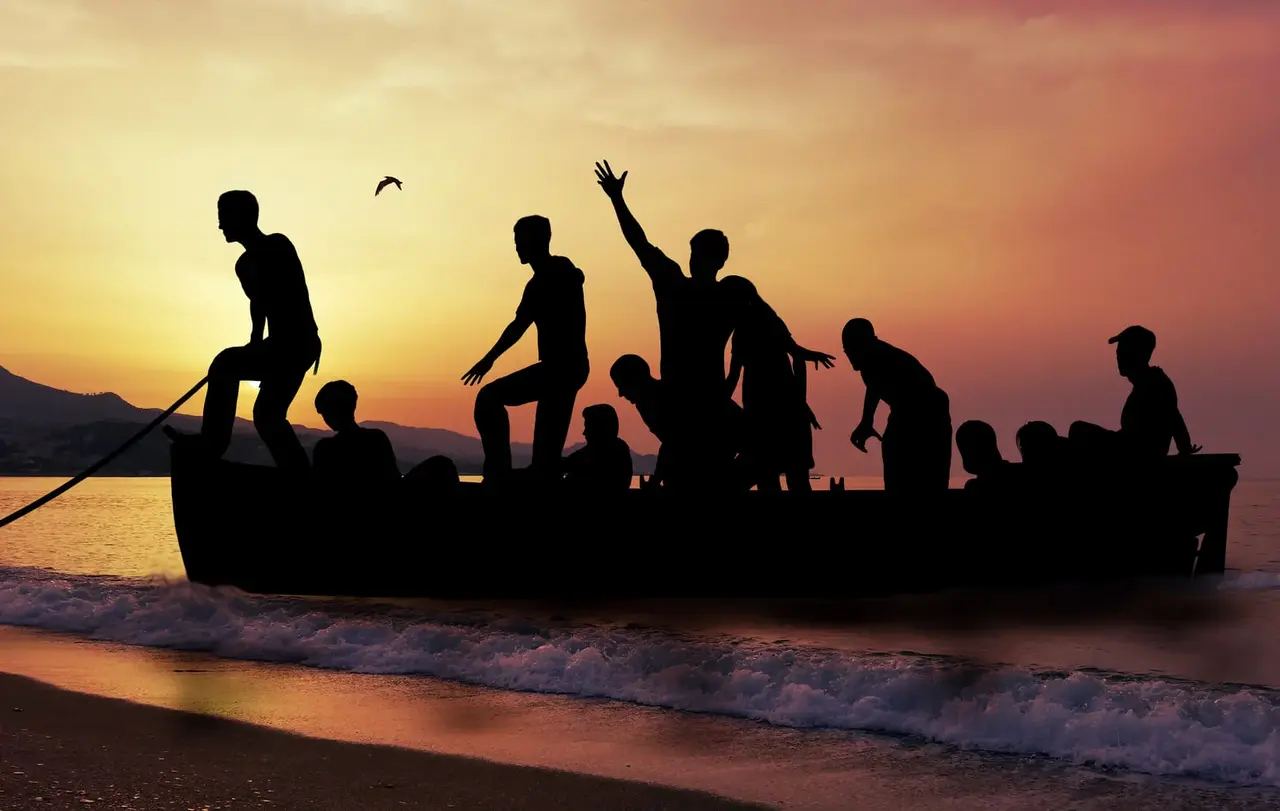 Flüchtlingen und Vertriebenen beizustehen und ihnen eine Heimat zu bieten, sind für beide Kirchen wesentliche Anliegen. Denn schon in der Bibel finden sich viele solcher Schicksale und Geschichten.