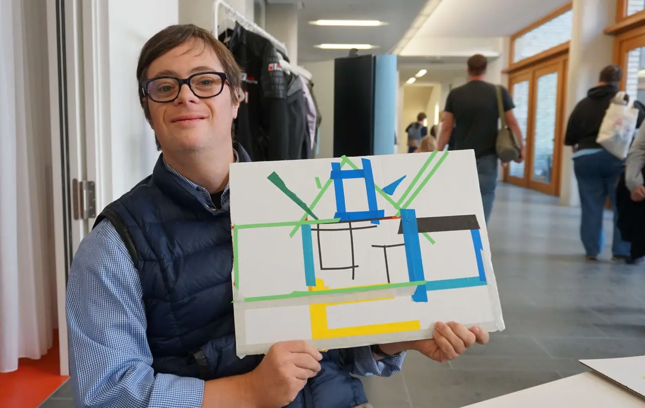 Tobias Lob präsentiert sein Tape-Art-Werk auf dem Marktplatz Inklusion