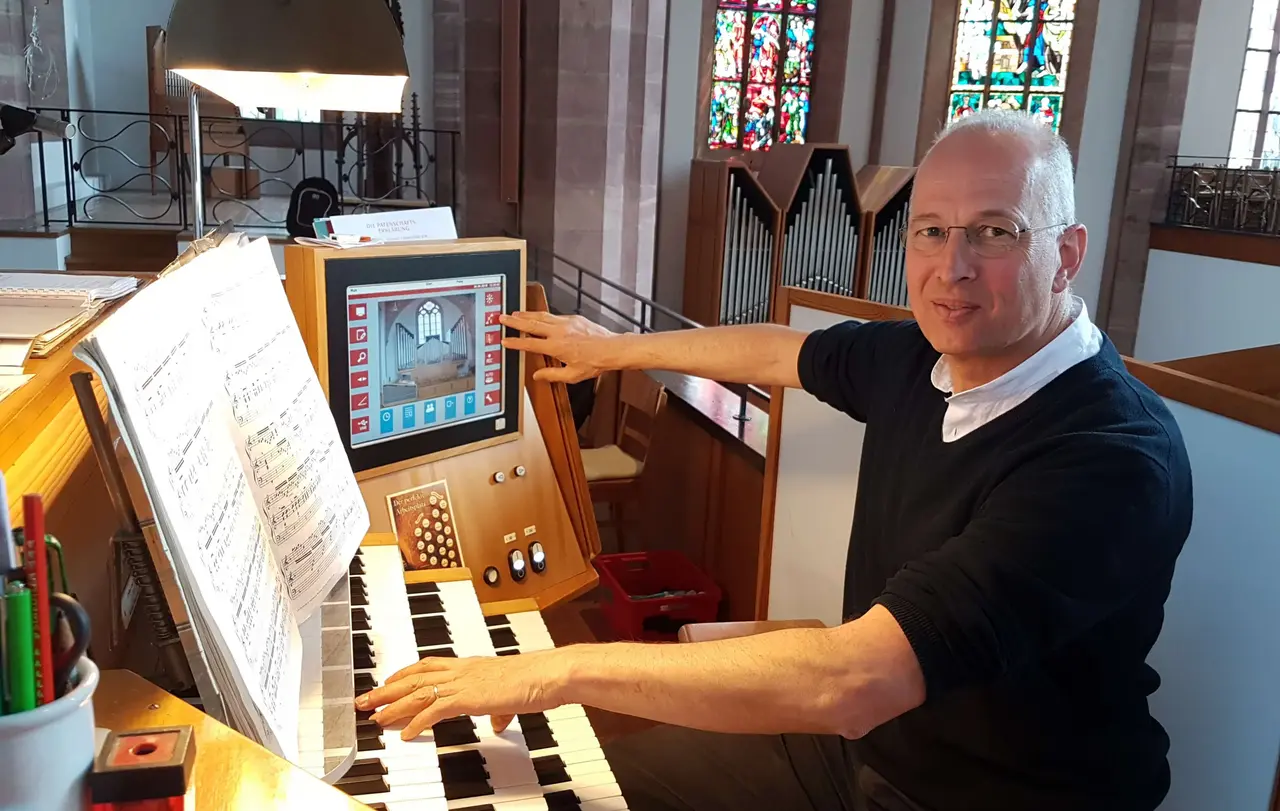 Kirchenmusikdirektor Peter Ammer an der Orgel der Stadtkirche Nagold