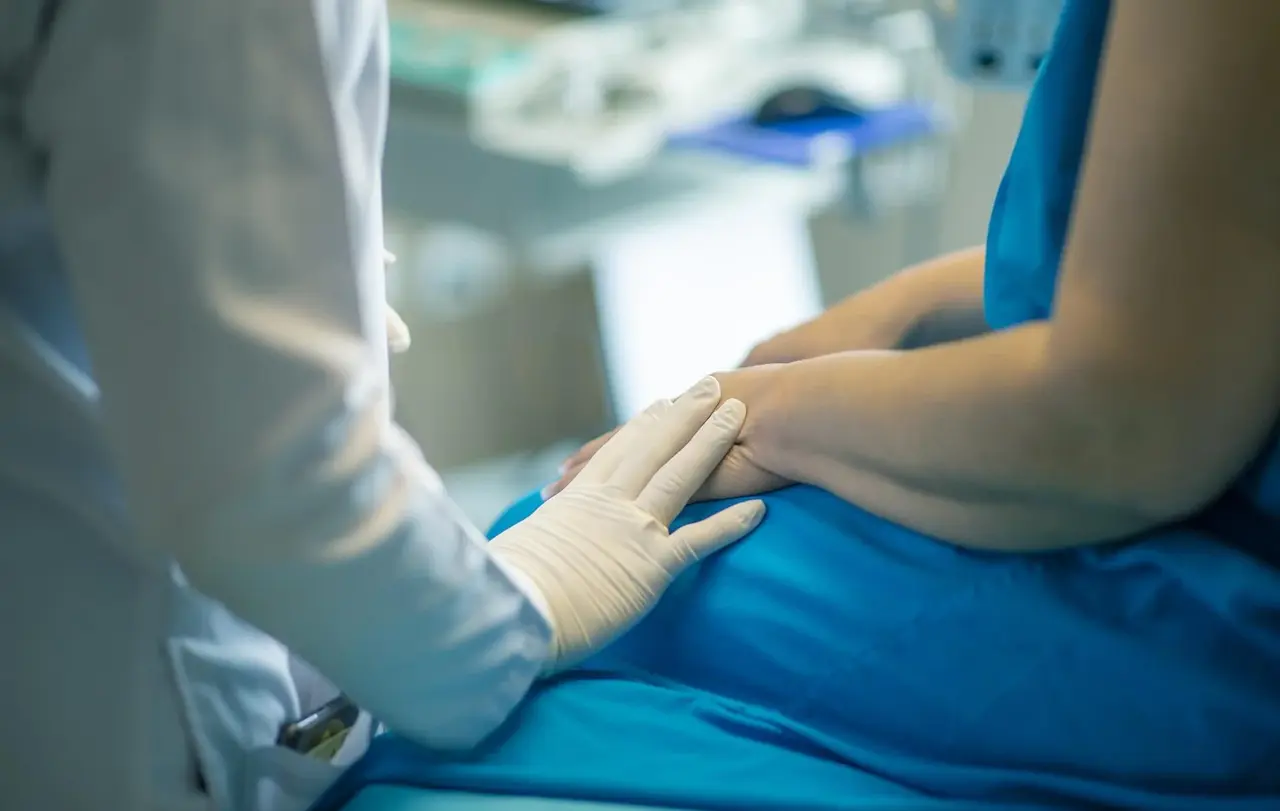 Die Corona-Pandemie sorgte in der Krankenhausseelsorge für einen radikalen Bruch. Zu viele Menschen erkrankten bereits an dem Virus. Mitarbeiterinnen und Mitarbeiter im Krankenhaus leiden unter der belastenden Pflege. Und der persönliche Kontakt bei der Seelsorge wurde plötzlich zum Ansteckungsrisiko.