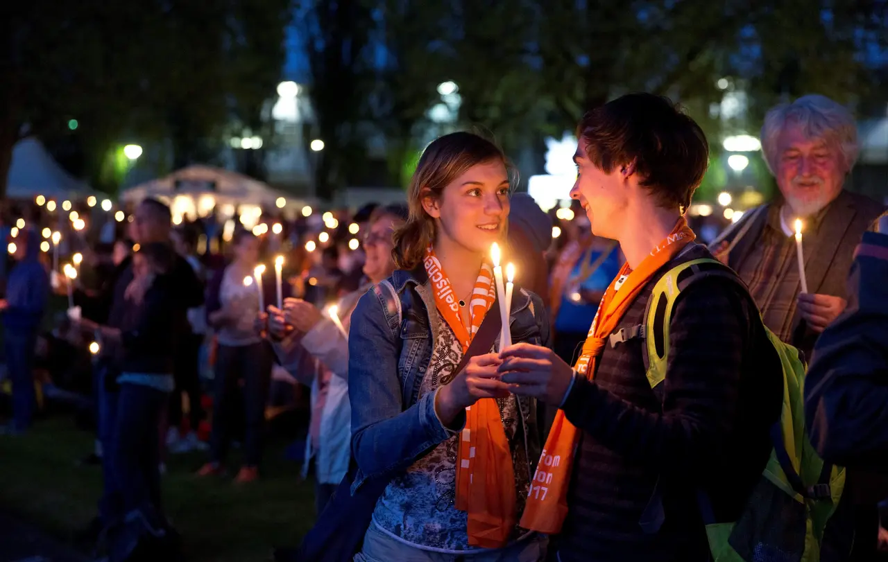 Begegnung und echte Gemeinschaft zu ermöglichen, bleibt für Landesbischof July eine der Hauptaufgaben der Kirche, gerade in der Großstadt - so wie hier beim 36. Deutschen Evangelischen Kirchentag 2017 in Berlin.