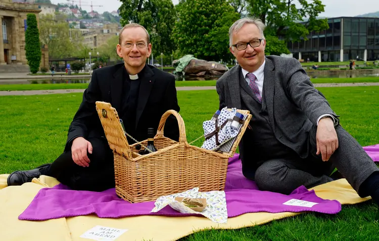 Auch die beiden Stuttgarter Stadtdekane Monsignore Dr. Christian Hermes (li.) und Søren Schwesig unterstützen die Idee des Mahls am Abend.