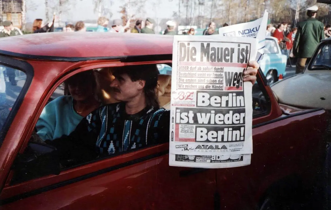 „Die Mauer ist weg!“ Wie eine Trophäe hält ein Trabi-Fahrer am 11. November 1989 eine Zeitung mit dieser Schlagzeile aus dem Fenster, als er am Grenzübergang Marienborn/Helmstedt erstmals in den Westen fährt.