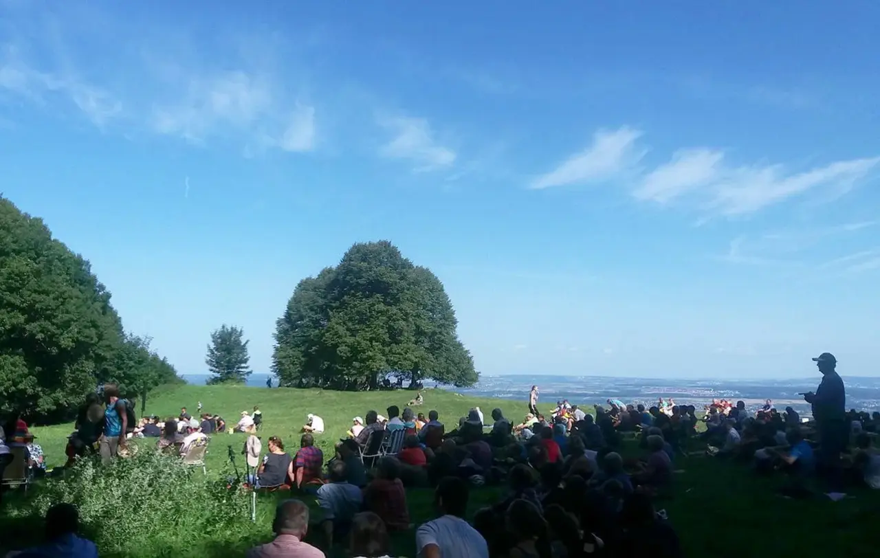 „Den Gottesdienst mit der schönsten Aussicht im ganzen Land“ nennt Pfarrer Steffen Kern die Jusi-Feier. Er ist Vorsitzender der Apis, des veranstaltenden evangelischen Gemeindeverbands.