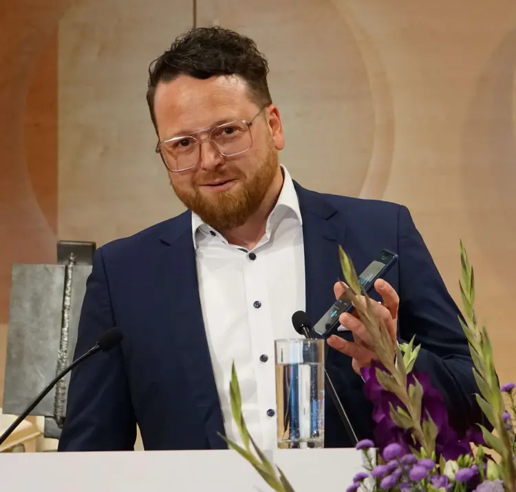 Tobi Wörner bringt das Votum für den Gesprächskreis „Kirche für morgen" ein.