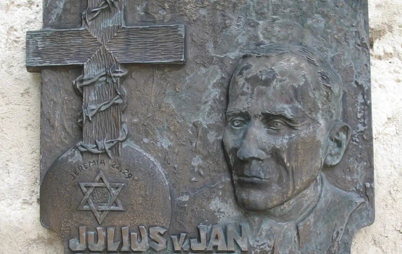 Eine Gedenktafel für Julius von Jan an der Kirche in Oberlenningen.