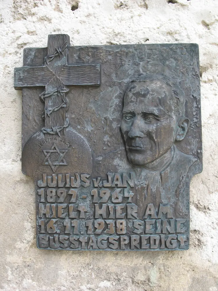 Eine Gedenktafel für Julius von Jan an der Kirche in Oberlenningen.