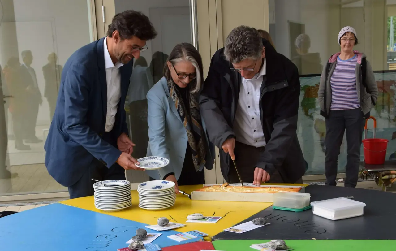 Landesbischof Ernst-Wilhelm Gohl, die Vorstandsvorsitzende des Diakonischen Werks Württemberg, Dr. Annette Noller, und Esslingens Oberbürgermeister, Matthias Klopfer (ganz links), haben die Quartiersarbeit im neuen Quartier Salucci-Höfe in Esslingen-Weil besucht und bei der Aktion „Torte im Hof“ mitgemacht.