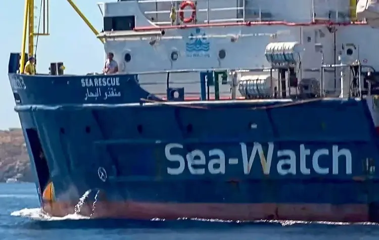 Das Rettungsschiff  „Sea Watch 3“ unter dem Kommando der deutschen Kapitänin Carola Rackete hatte im Juni trotz des Verbots italienischer Behörden mit mehr als 40 Flüchtlingen an Bord im Hafen von Lampedusa festgemacht (Archivfoto).