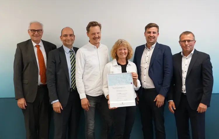 Eckart Schulz-Berg, Sven Rüppel, Markus Gräter, Gerlinde Fohrer und Alexander Stölzle (Bad Cannstatt) sowie Bernhard Herber (Filialdirektor Versicherer im Raum der Kirchen)