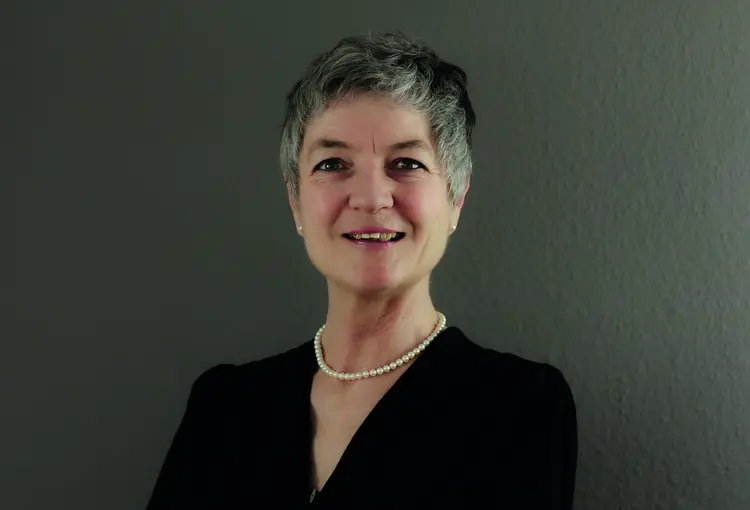 Oberkirchenrätin Carmen Rivuzumwami Oberkirchenrätin Carmen Rivuzumwami leitet Dezernat 2 "Bildung, Schule, Diakonat“, das sich mit allen Fragen kirchlicher Bildung beschäftigt. Es umfasst die Referate "Religionsunterricht, Schule und Bildung", "Werke und Dienste" sowie "Diakonat".