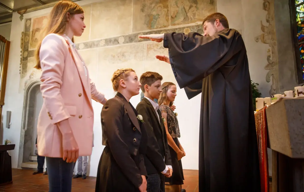 Die Konfirmation hat für junge Erwachsene einen wichtigen Stellenwert. Viele sehen dieses Ereignis als einen der wichtigsten Tage im Leben.