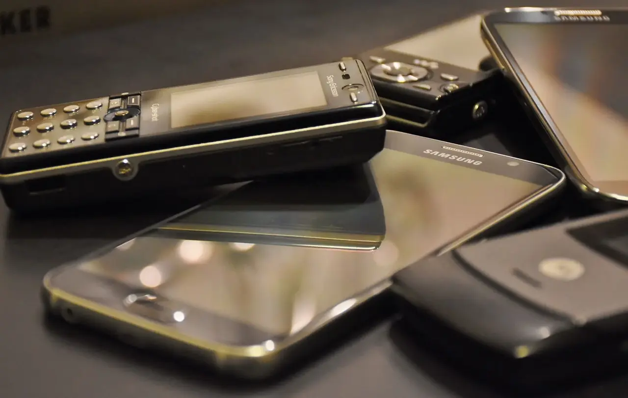 Durch Recycling können die wertvollen Rohstoffe aus Handy und Smartphone wiederverwertet werden.