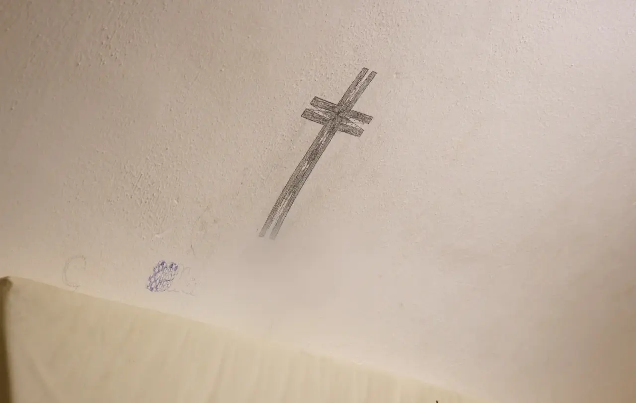 Bleistiftkreuz an der Gewölbewand einer Zelle der JVA Heilbronn.