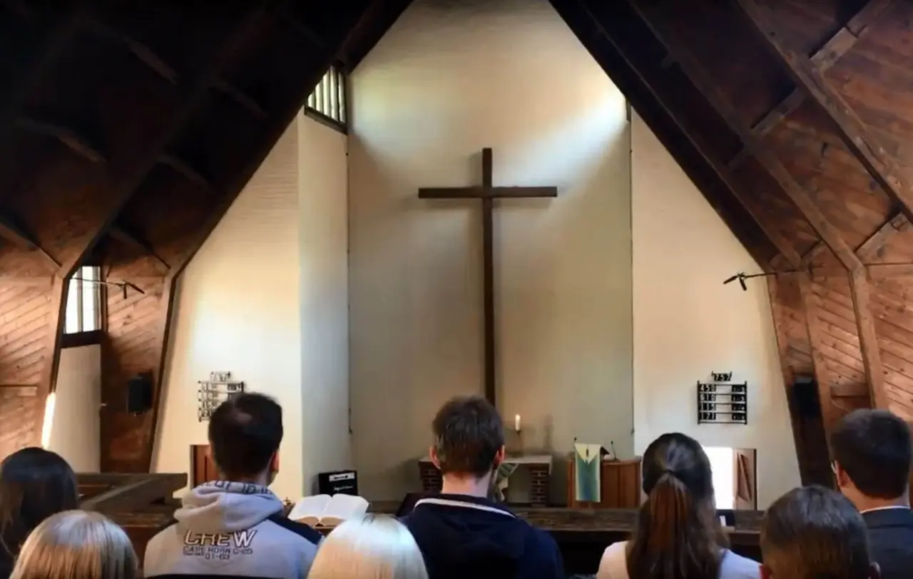 Die prägende Holzkonstruktion im Inneren der Ludwig-Hofacker-Kirche in Stuttgart muss aufgearbeitet werden.