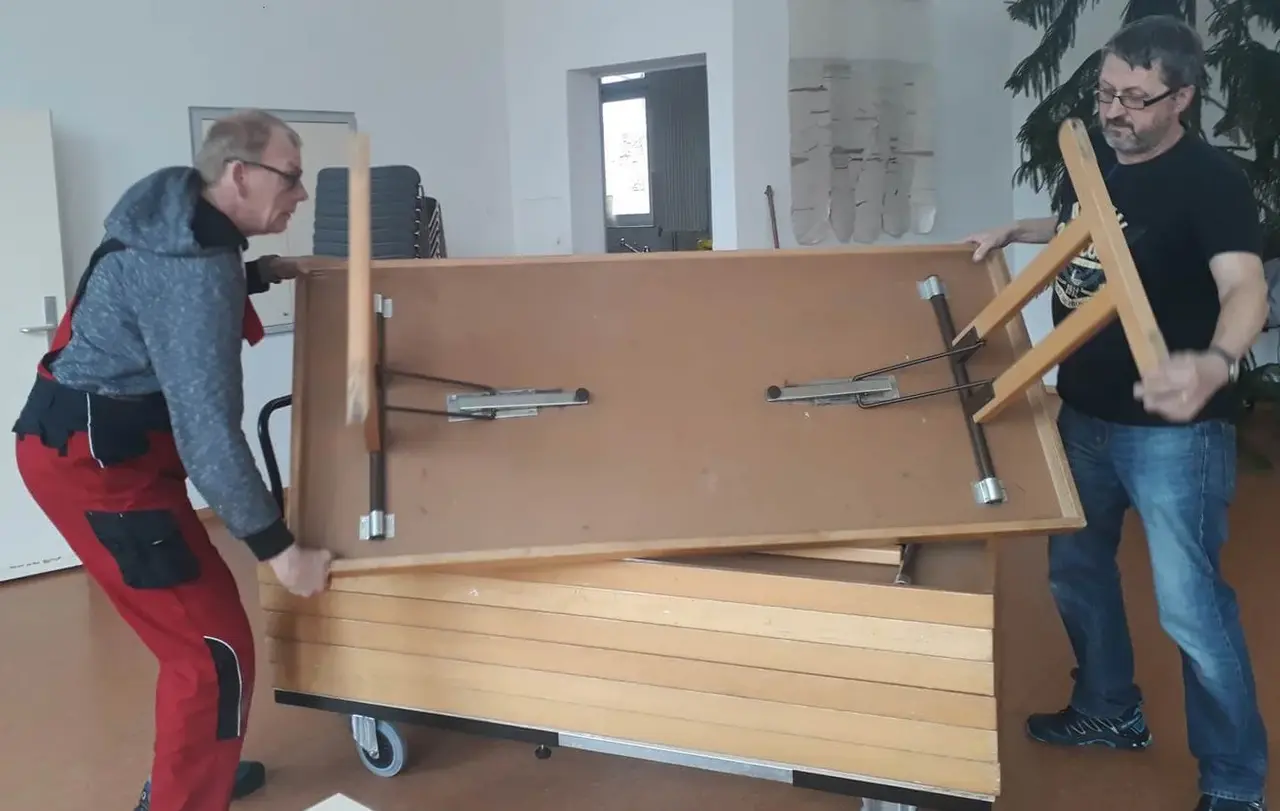 „Wenn ich Robbi helfe, muss er die schweren Tische nicht allein tragen“, sagt Willi.